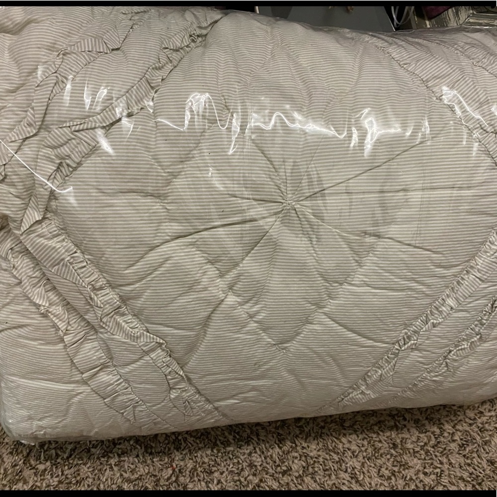 Pottery Barn Teen Emily & Meritt Diamond Ruffle Quilt, Full/Queen